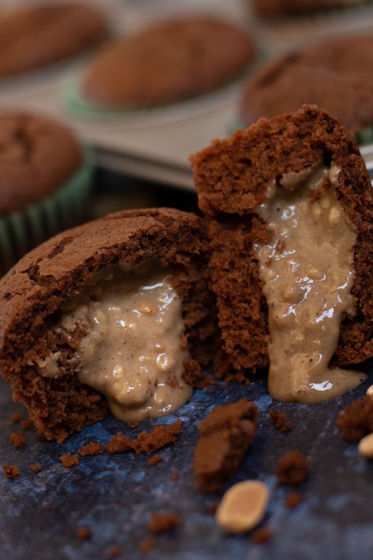 MUFFINS PROTÉINÉS FOURRÉS AU BEURRE DE CACAHUÈTE