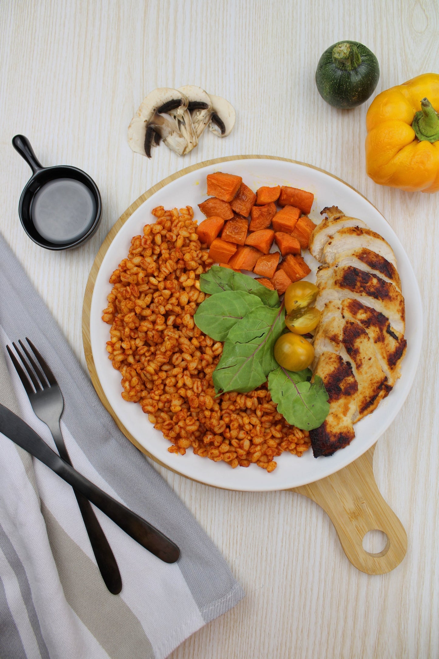 BLÉ À LA SAUCE TOMATE , BLANC DE POULET GRILLÉ ET CAROTTES AU FOUR