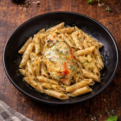 BLANC DE POULE GRATINÉ AVEC PÂTES COMPLÈTES À LA MOZZARELLA ET PERSIL