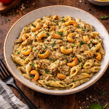 Pennes au blé complet à la sauce champignon & effiloché de poulet avec noix de cajou