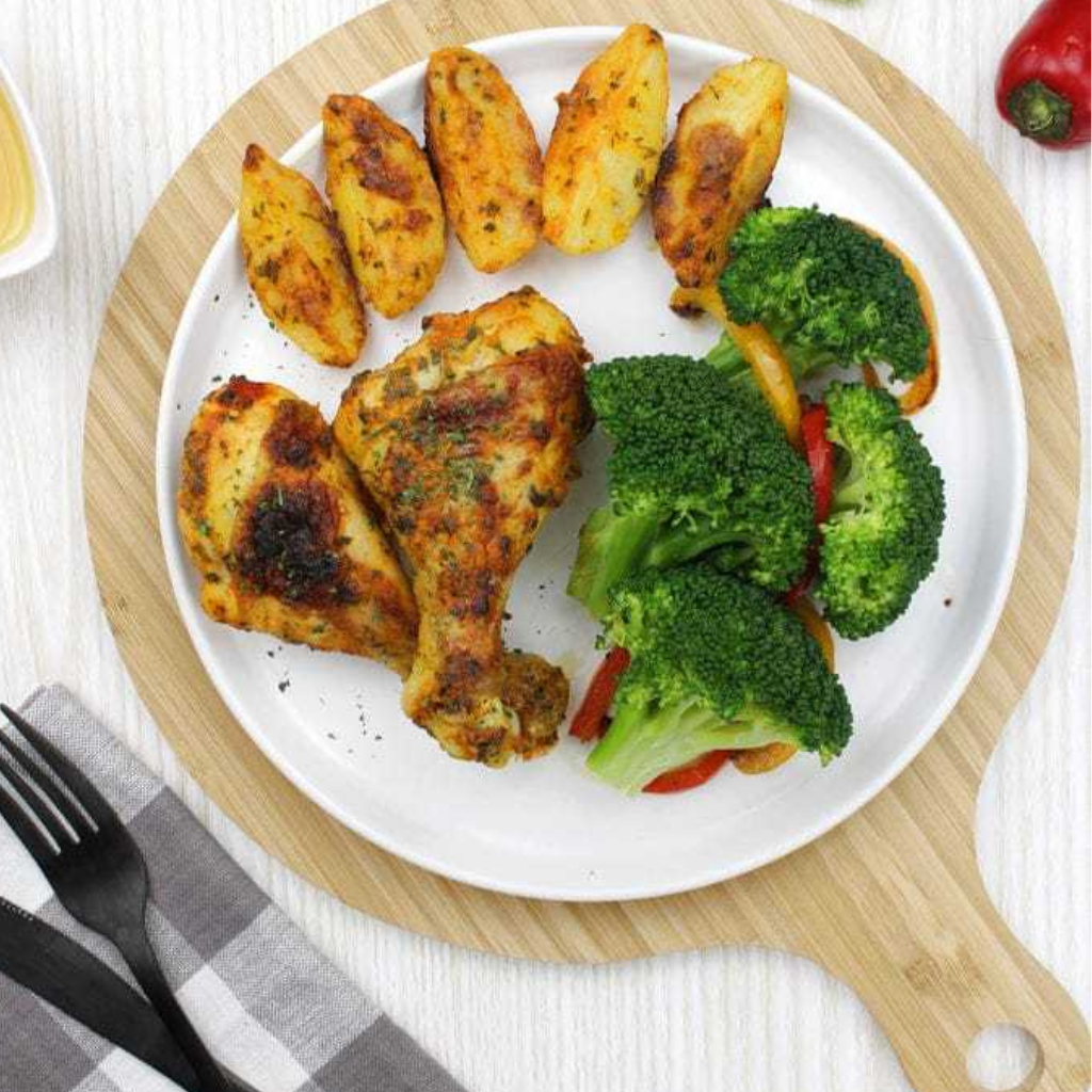 PILONS DE POULET GRILLES AVEC POMMES DE TERRE ET LEGUMES_