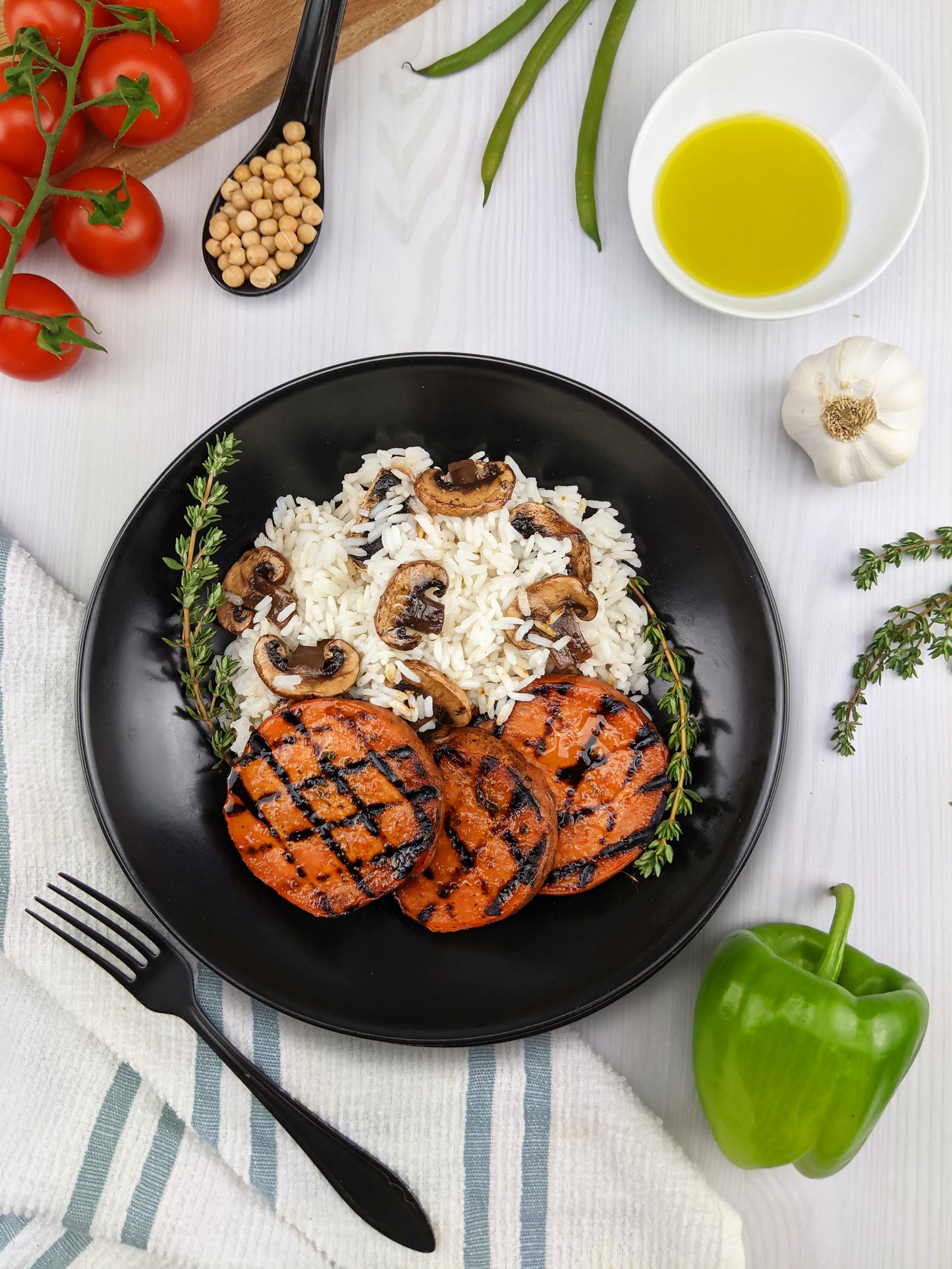 Patates douces grillées à l'ail  avec riz blanc aux champignons