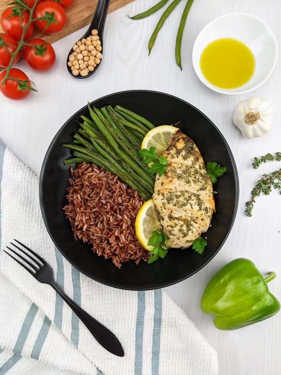 Riz rouge à la sauce tomate 0% Haricots vert et blanc de poulet aux herbes de Provence