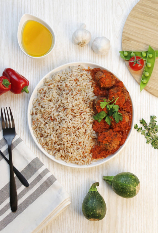 UN MÉLANGE DE RIZ COMPLET, AVEC DES BOULETTES DE VIANDE À LA SAUCE TOMATE 0%