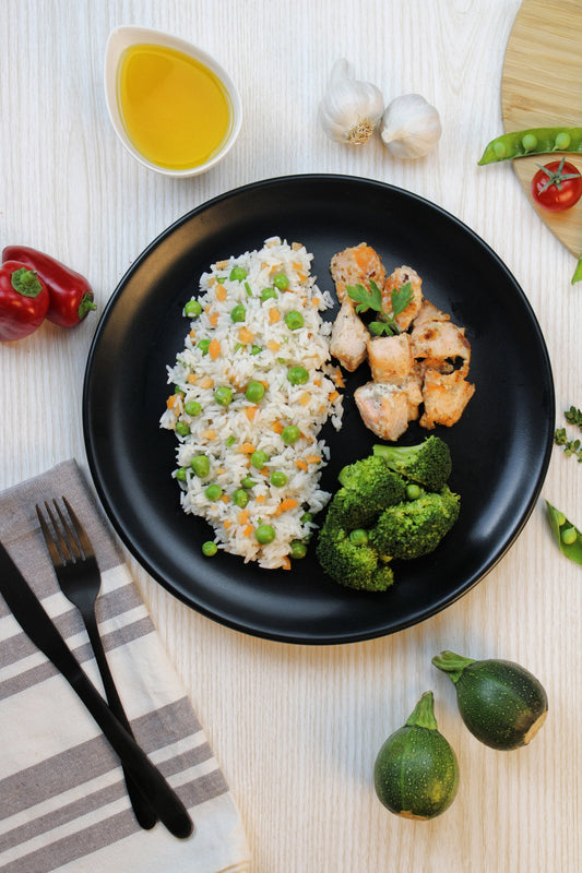 RIZ AUX LÉGUMES AVEC PAVE DE SAUMON ET BROCOLIS