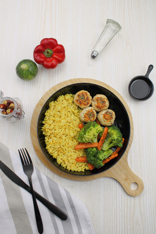 BOULETTES DE POULET AVEC RIZ JAUNE ET LÉGUMES