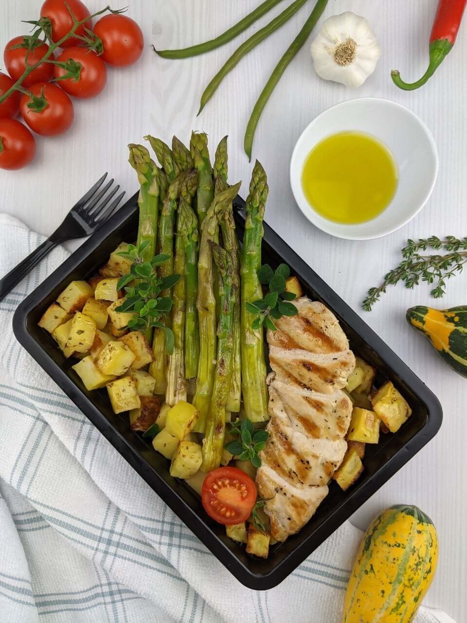 POULET GRILLÉ AVEC ASPERGES GRILLÉES ET POMME DE TERRE À L'ORIGAN barquette